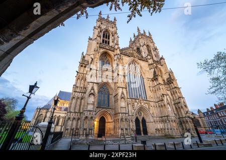 York Panoramablick auf die Stadt mit dem York Minster und der York Cathedral. Kircheneingang und Türme beleuchtet in der Abenddämmerung in York, England, Großbritannien. Keine Personen. Stockfoto