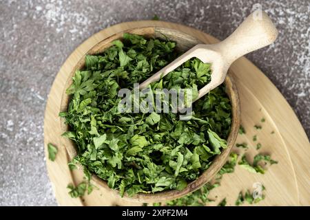 Frisch getrocknete grüne Petersilie Adaptogene Zutat. Kräutermedizin gesunde Ernährung. Superfood-präbiotische Nahrung. Nachhaltige, selbst angebaute Bio-Kräuter Stockfoto