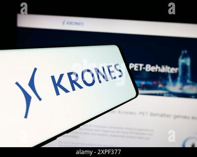 Smartphone mit Logo des deutschen Ingenieurunternehmens Krones AG vor der Business-Website. Konzentrieren Sie sich auf die Mitte rechts auf dem Display des Telefons. Stockfoto