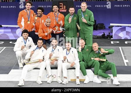Paris, Frankreich. August 2024. Lucas Dussoulier, Timothe Vergiat, Jules Rambaut, Franck Seguela aus Frankreich Silbermedaille, Jan Driessen, DiMeo Van der Horst, Arvin Slagter, würdige de Jong aus den Niederlanden Goldmedaille, Sarunas Vingelis, Gintautas Matulis, Aurelijus Pukelis, Evaldas Dziaugys aus Litauen Bronzemedaille, 3x3 Basketball, Männer während der Olympischen Spiele Paris 2024 am 5. August 2024 in La Concorde in Paris, Frankreich - Foto Michael Baucher/Panorama/DPPI Media Credit: DPPI Media/Alamy Live News Stockfoto