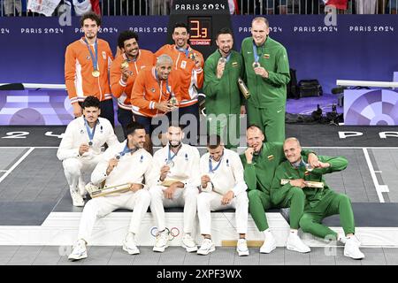 Paris, Frankreich. August 2024. Lucas Dussoulier, Timothe Vergiat, Jules Rambaut, Franck Seguela aus Frankreich Silbermedaille, Jan Driessen, DiMeo Van der Horst, Arvin Slagter, würdige de Jong aus den Niederlanden Goldmedaille, Sarunas Vingelis, Gintautas Matulis, Aurelijus Pukelis, Evaldas Dziaugys aus Litauen Bronzemedaille, 3x3 Basketball, Männer während der Olympischen Spiele Paris 2024 am 5. August 2024 in La Concorde in Paris, Frankreich - Foto Michael Baucher/Panorama/DPPI Media Credit: DPPI Media/Alamy Live News Stockfoto