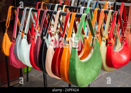 Nahaufnahme verschiedener Ledertaschen auf dem Markt. Moderne bunte Taschen zum Verkauf. Lederaccessoires Geldbörsen, Handtaschen im Geschäft in der traditionellen St. Stockfoto