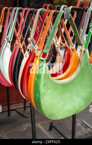 Nahaufnahme verschiedener Ledertaschen auf dem Markt. Moderne bunte Taschen zum Verkauf. Lederaccessoires Geldbörsen, Handtaschen im Geschäft in der traditionellen St. Stockfoto