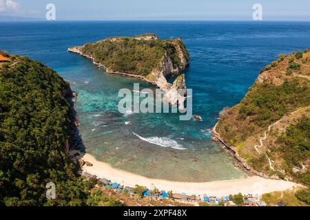 Nusa Penida, Bali: Luftaufnahme des atemberaubenden Atuh-Strandes in Nusua Penida auf Bali in Indonesien. Die Insel ist berühmt für ihre dramatische Küste Stockfoto