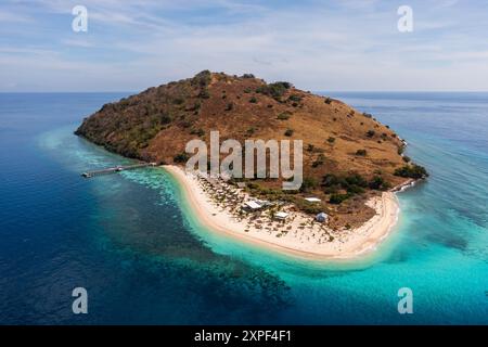 Labuan Bajo, Indonesien: Aus der Vogelperspektive auf eine idyllische Insel, umgeben von einem Korallenriff in Flores in Labuan Bajo in der Region Komodo in Indonesien Stockfoto