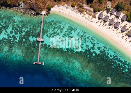 Labuan Bajo, Indonesien: Aus der Vogelperspektive auf eine idyllische Insel mit ihrem Steg vor dem Korallenriff in Flores in Labuan Bajo im Komodo-Gebiet in Ind Stockfoto