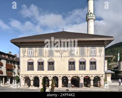 Travnik, Bosnien und Herzegowina – August 2023: Die Moschee Šarena (Sulejmanija) wurde 1815/1816 gebaut. Sie wird auch als „bunt“, „Regenbogen“ oder „bemalt“ bezeichnet. Stockfoto