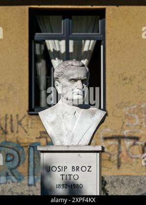 Travnik, Bosnien und Herzegowina – August 2023: Josip Broz Tito bricht im Park hinter dem Museum („Zavičajni muzej“). Stockfoto