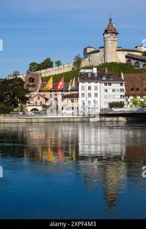 Schaffhausen, Schweiz: Die berühmte mittelalterliche Festung Munot mit Blick auf die Altstadt von Schaffhausen am Rhein an einem sonnigen Sommertag im Osten Südafrikas Stockfoto