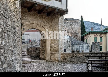 Mostar, Bosnien und Herzegowina – August 2023: Die alte Brücke über den Fluss Neretva ist als Nationalmonumet eingeprägt. Stockfoto