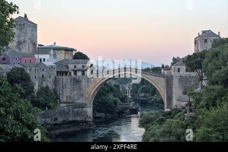 Mostar, Bosnien und Herzegowina – August 2023: Die alte Brücke („Stari Most“) über den Fluss Neretva wurde 1566 oder 1567 eröffnet. Während des Kroatisch-Bosniakenkrieges Stockfoto