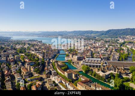 Zürich, Schweiz: Luftpanorama der Zürcher Altstadt und Innenstadt entlang der Limmat und des Zürichsees in der größten Stadt der Schweiz Stockfoto