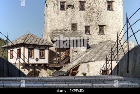 Mostar, Bosnien und Herzegowina – August 2023: Die alte Brücke („Stari Most“) über den Fluss Neretva wurde 1566 oder 1567 eröffnet. Während des Kroatisch-Bosniakenkrieges Stockfoto