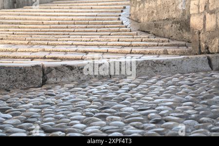 Mostar, Bosnien und Herzegowina – August 2023: Der Straßenbelag der Alten Brücke („Stari Most“) über den Fluss Neretva wurde 1566 oder 1567 eröffnet. Während des Kroaten-Bo Stockfoto