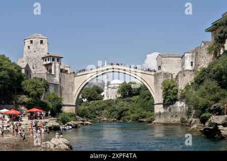 Mostar, Bosnien und Herzegowina – August 2023: Die alte Brücke („Stari Most“) über den Fluss Neretva wurde 1566 oder 1567 eröffnet. Während des Kroatisch-Bosniakenkrieges Stockfoto