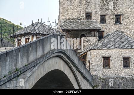 Mostar, Bosnien und Herzegowina – August 2023: Die alte Brücke („Stari Most“) über den Fluss Neretva wurde 1566 oder 1567 eröffnet. Während des Kroatisch-Bosniakenkrieges Stockfoto