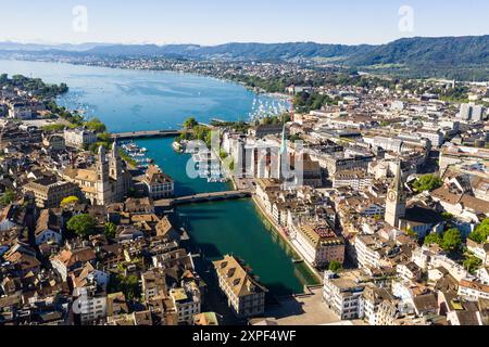 Zürich, Schweiz: Atemberaubender Blick auf die Altstadt von Zürich und die Innenstadt entlang der Limmat und des Züricher Sees in der größten Stadt der Schweiz Stockfoto