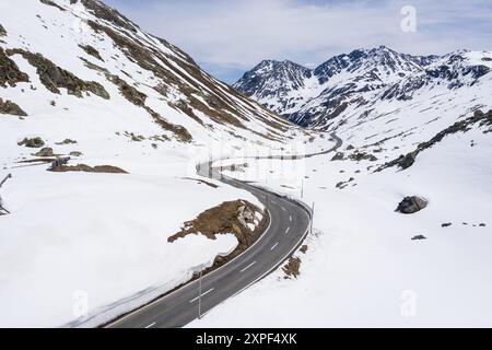 Luftaufnahme des schneebedeckten Flüelapasses im Spätwinter zwischen Davos und Susch in den alpen im Kanton Graubünden in der Schweiz Stockfoto