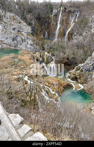 Kristallklare Seen, grüne Wälder und atemberaubende Wasserfälle in den Plitvicer Seen Stockfoto