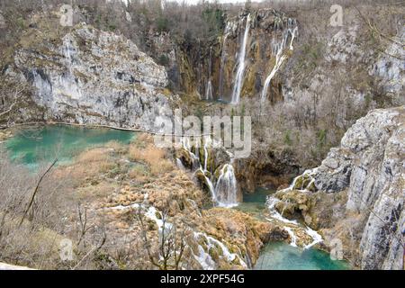 Kristallklare Seen, grüne Wälder und atemberaubende Wasserfälle in den Plitvicer Seen Stockfoto
