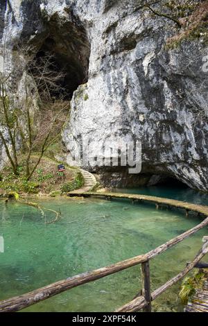 Kristallklare Seen, grüne Wälder und atemberaubende Wasserfälle in den Plitvicer Seen Stockfoto