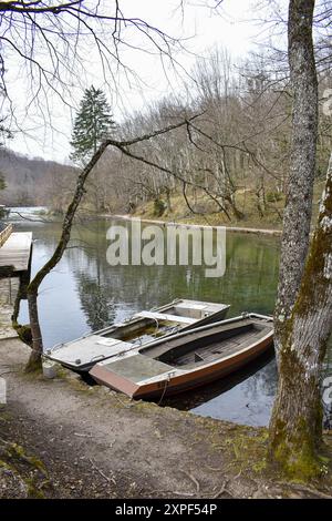 Kristallklare Seen, grüne Wälder und atemberaubende Wasserfälle in den Plitvicer Seen Stockfoto