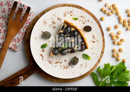 Köstlicher schwarzer Traubenkuchen mit Gebäckcreme Stockfoto