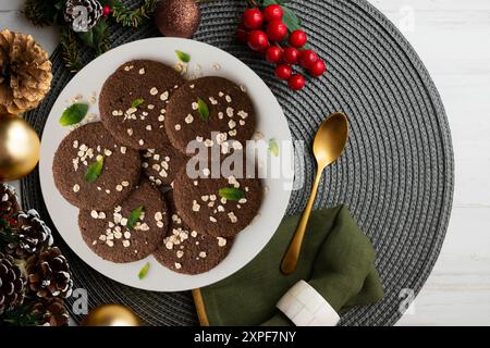 Köstliche vegane Schokoladenkekse mit Hafer auf einem Tisch mit weihnachtsdekoration. Stockfoto