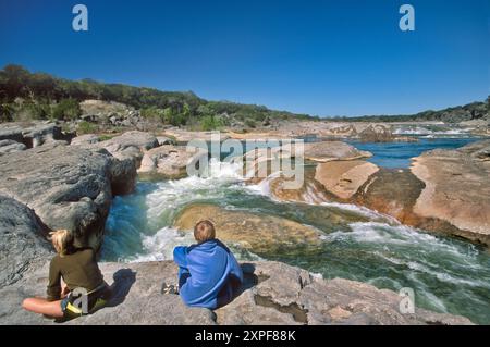 Kinder sehen Stromschnellen am Kanal des Pedernales River, Pedernales Falls State Park, Hill Country, Texas, USA Stockfoto