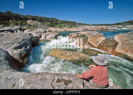 Besucher sehen Stromschnellen am Kanal des Pedernales River, Pedernales Falls State Park, Hill Country, Texas, USA Stockfoto