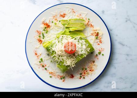 Gebackene Kartoffeln mit Spinat Bechamel und Käse. Stockfoto