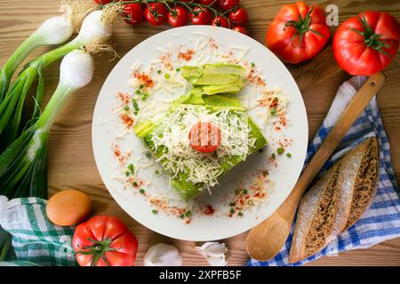 Gebackene Kartoffeln mit Spinat Bechamel und Käse. Stockfoto