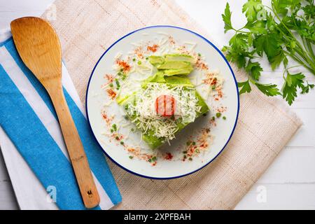 Gebackene Kartoffeln mit Spinat Bechamel und Käse. Stockfoto