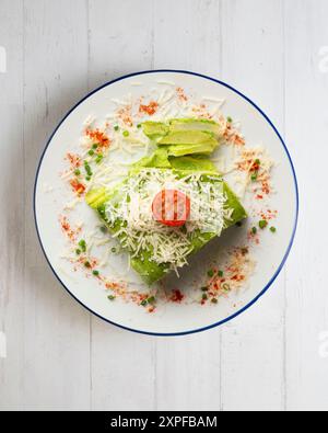 Gebackene Kartoffeln mit Spinat Bechamel und Käse. Stockfoto
