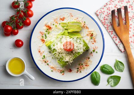 Gebackene Kartoffeln mit Spinat Bechamel und Käse. Stockfoto