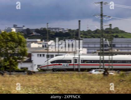 ICE unterwegs durch Stuttgart-Feuerbach. // 03.08.2024: Stuttgart, Baden-Württemberg, Deutschland *** ICE auf dem Weg durch Stuttgart Feuerbach 03 08 2024 Stuttgart, Baden-Württemberg, Deutschland Stockfoto