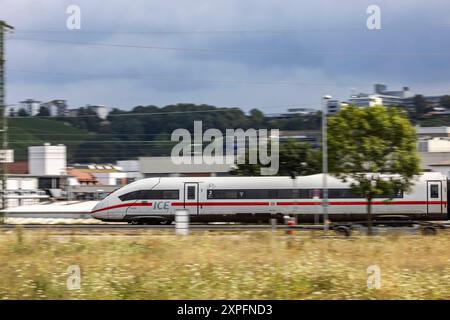 ICE unterwegs durch Stuttgart-Feuerbach. // 03.08.2024: Stuttgart, Baden-Württemberg, Deutschland *** ICE auf dem Weg durch Stuttgart Feuerbach 03 08 2024 Stuttgart, Baden-Württemberg, Deutschland Stockfoto