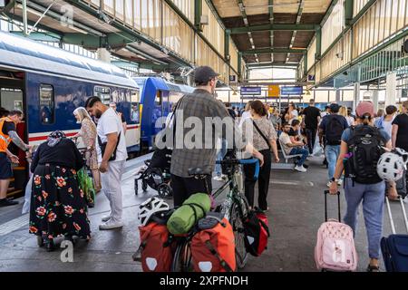 Hauptbahnhof Stuttgart, Reisende am Bahnsteig. // 03.08.2024: Stuttgart, Baden-Württemberg, Deutschland *** Hauptbahnhof Stuttgart, Reisende auf Bahnsteig 03 08 2024 Stuttgart, Baden Württemberg, Deutschland Stockfoto