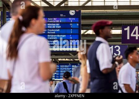 Hauptbahnhof Stuttgart, Reisende am Bahnsteig. // 03.08.2024: Stuttgart, Baden-Württemberg, Deutschland *** Hauptbahnhof Stuttgart, Reisende auf Bahnsteig 03 08 2024 Stuttgart, Baden Württemberg, Deutschland Stockfoto