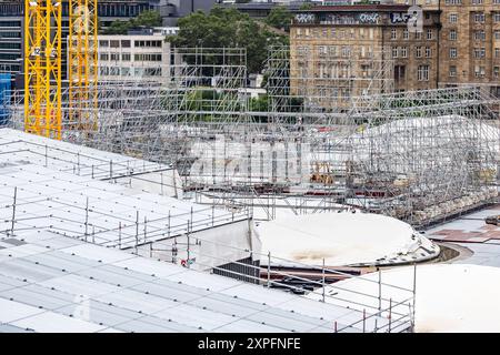 Ausblick vom Infoturm Sturttgart, ITS, auf die Baustelle des neuen Hauptbahnhofs. Unter den Zelten werden die Lichtaugen montiert. // 03.08.2024: Stuttgart, Baden-Württemberg, Deutschland *** Blick vom Sturttgart-Informationsturm ITS auf die Baustelle des neuen Hauptbahnhofs sind die Lichtaugen unter den Zelten 03 08 2024 Stuttgart, Baden Württemberg, Deutschland installiert Stockfoto