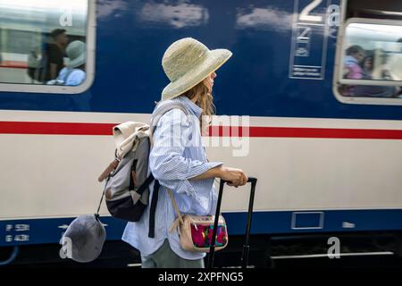 Hauptbahnhof Stuttgart, Reisende am Bahnsteig. // 03.08.2024: Stuttgart, Baden-Württemberg, Deutschland *** Hauptbahnhof Stuttgart, Reisende auf Bahnsteig 03 08 2024 Stuttgart, Baden Württemberg, Deutschland Stockfoto