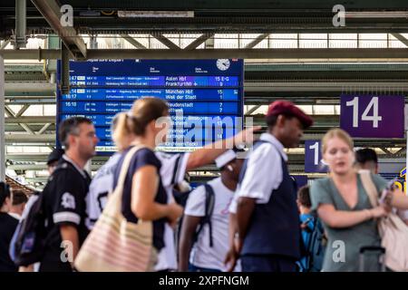 Hauptbahnhof Stuttgart, Reisende am Bahnsteig. // 03.08.2024: Stuttgart, Baden-Württemberg, Deutschland *** Hauptbahnhof Stuttgart, Reisende auf Bahnsteig 03 08 2024 Stuttgart, Baden Württemberg, Deutschland Stockfoto