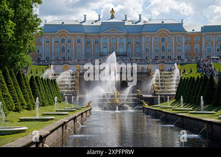 PETERHOF, RUSSLAND - 13. JUNI 2024: Der große Palast und der Samsonbrunnen. Peterhof Palace and Park Ensemble, Russland Stockfoto