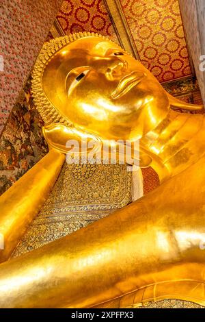 Das Bild des liegenden Buddha Wat Pho ist eine der beliebtesten Touristenattraktionen in Bangkok, Thailand. Stockfoto