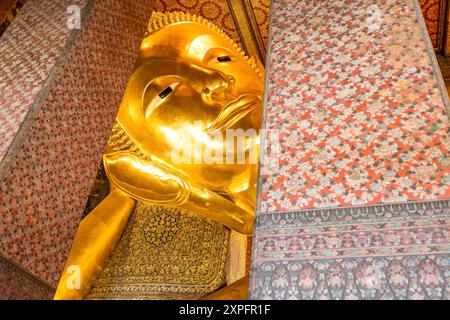 Das Bild des liegenden Buddha Wat Pho ist eine der beliebtesten Touristenattraktionen in Bangkok, Thailand. Stockfoto