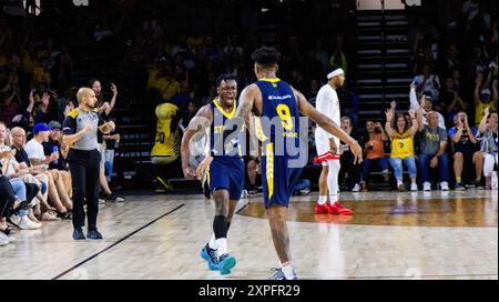Edmonton, Kanada. August 2024. Edmonton Stingers Michael Nuga (L) und Jacob Evans III (R) feiern, dass sie im Halbfinale der Western Division im CEBL-Spiel 2024 einen 3-Punkte-Schuss zwischen den Calgary Surge und Edmonton Stingers erzielt haben. Calgary Surge (11-9) 78:69 Edmonton Stingers (13-7) Credit: SOPA Images Limited/Alamy Live News Stockfoto