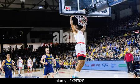 Edmonton, Kanada. August 2024. Calgarys Trhae Mitchell (R) schlägt im Halbfinale der Western Division 2024 gegen die Calgary Surge gegen die Edmonton-Verteidigung. Calgary Surge (11-9) 78:69 Edmonton Stingers (13-7) Credit: SOPA Images Limited/Alamy Live News Stockfoto