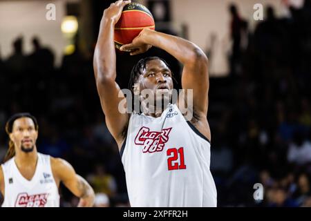 Edmonton, Kanada. August 2024. Calgarys Jordy Tshimanga schießt einen Freiwurf, nachdem er 2024 im Western Dvision Halbfinale zwischen den Calgary Surge und den Edmonton Stingers im CEBL-Spiel gefoult wurde. Calgary Surge (11-9) 78:69 Edmonton Stingers (13-7) Credit: SOPA Images Limited/Alamy Live News Stockfoto
