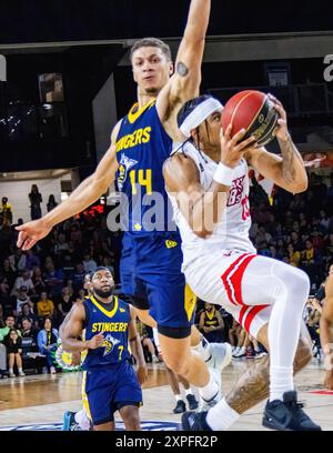 Edmonton, Kanada. August 2024. Edmonton Stingers Brody Clarke (L) verteidigt im Halbfinale der Western Division 2024 gegen Calgarys Sean Miller-Moore (R). Calgary Surge (11-9) 78:69 Edmonton Stingers (13-7) Credit: SOPA Images Limited/Alamy Live News Stockfoto