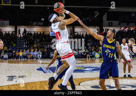 Edmonton, Kanada. August 2024. Edmonton Stingers Nick Hornsby (R) verteidigt im Halbfinale der Western Division 2024 gegen Calgary Sean Miller-Moore (L). Calgary Surge (11-9) 78:69 Edmonton Stingers (13-7) Credit: SOPA Images Limited/Alamy Live News Stockfoto